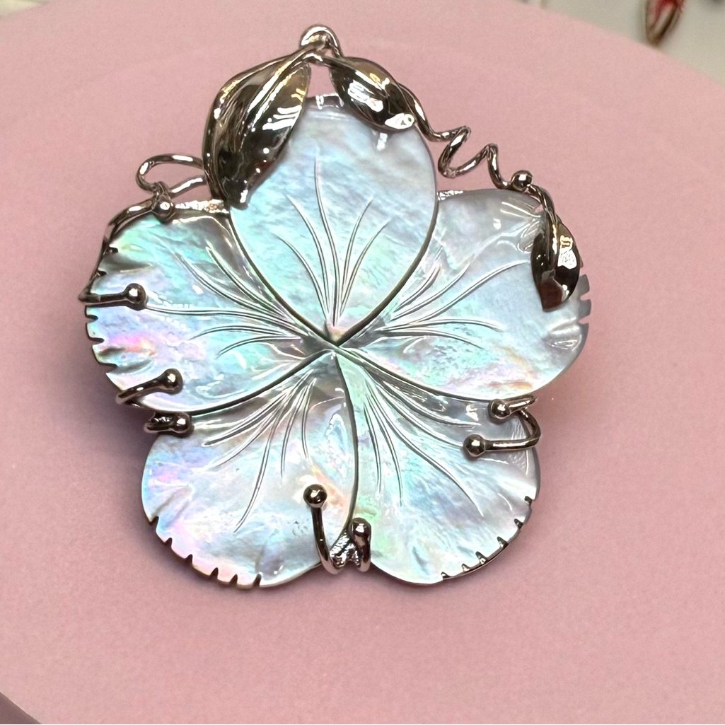 Nmp15 Genuine Silver Mother Of Pearl With Green Hues Flower Pendant S925